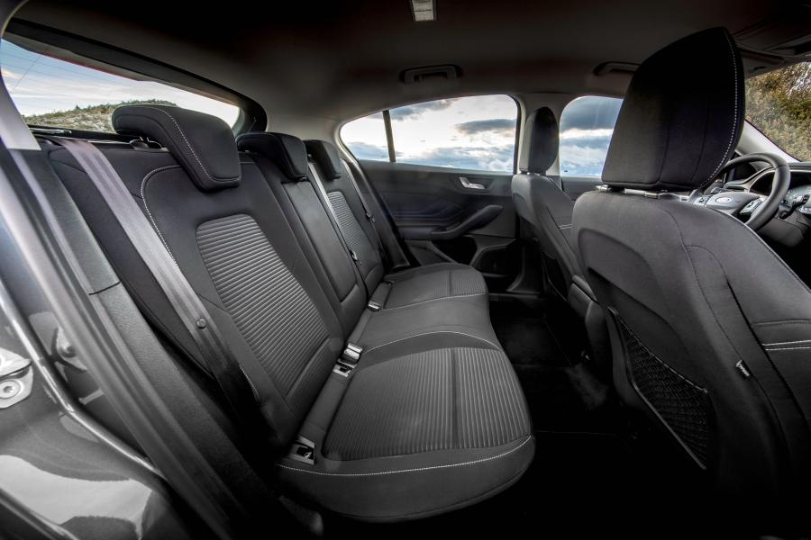 Интерьер Ford Focus Titanium 2018 года  (WW) (фото 20 из 41)